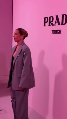 Frankie Bridge [ frankie-bridge ] - Am I tan or burnt?