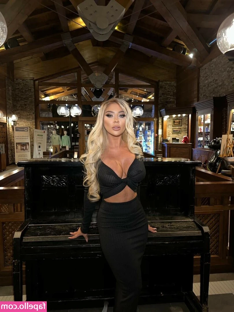 Andrea Bulgaria [ andrea-bulgaria ] - I feel like a classic beauty in this set
