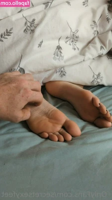 secretsexyfeet - Random pics. Letting my girl cock out.