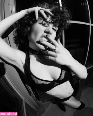 curlywiktoria [ curlywiktoria-4 ] - Lucky locker room shot