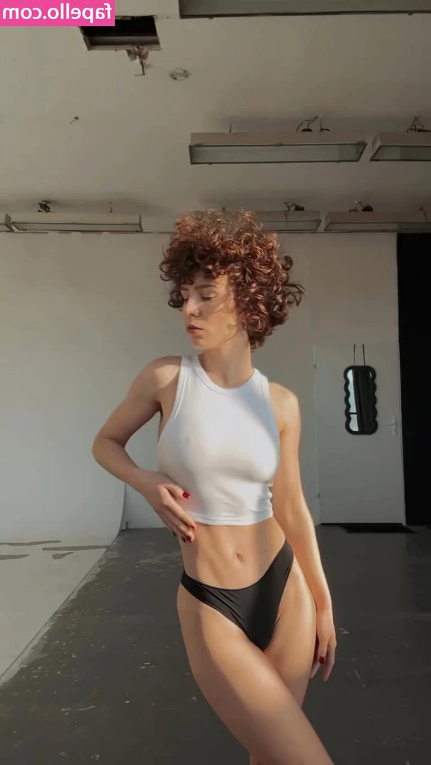 curlywiktoria [ curlywiktoria-4 ] - need some hand