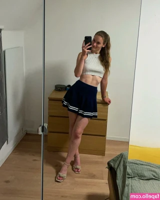 ally.hrng [ ally-hrng-1 ] - She moves her anus in a hiccuping position with her asshole in full