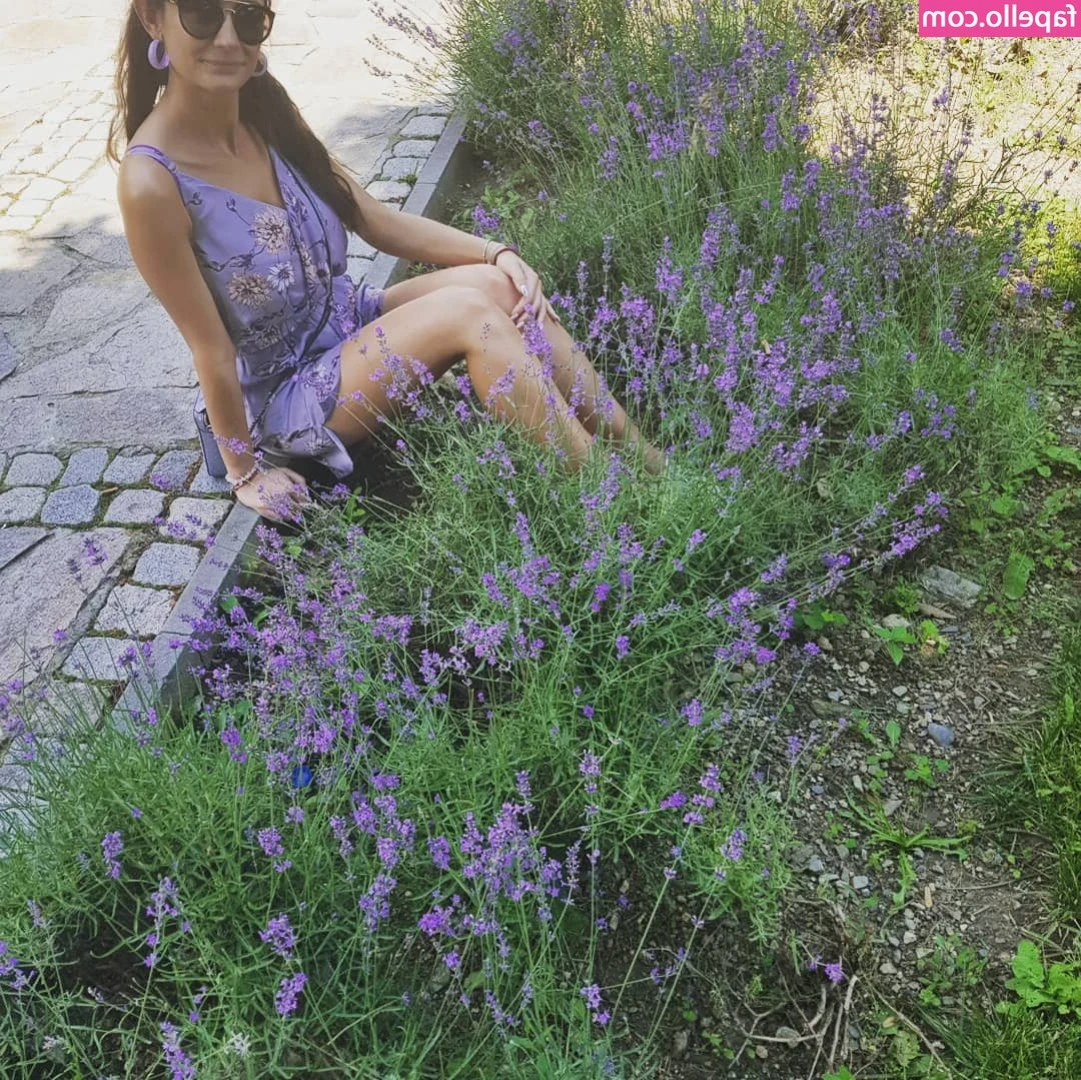 Denitsa Dacheva [ denitsa-dacheva ] - Looking over my shoulder 👀