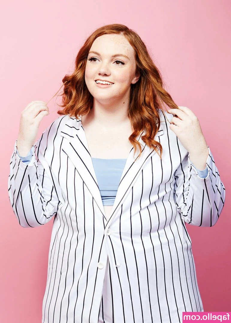 Shannon Purser [ shannon-purser ] - horny bathroom fun while visiting home