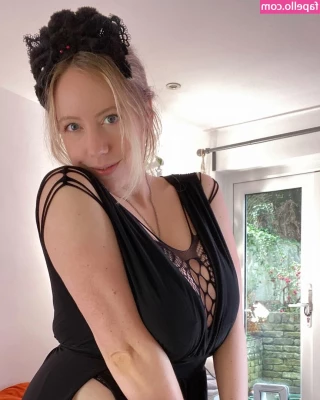 Lily [ lily-1 ] - Supdoodledoo  What do you think about the black