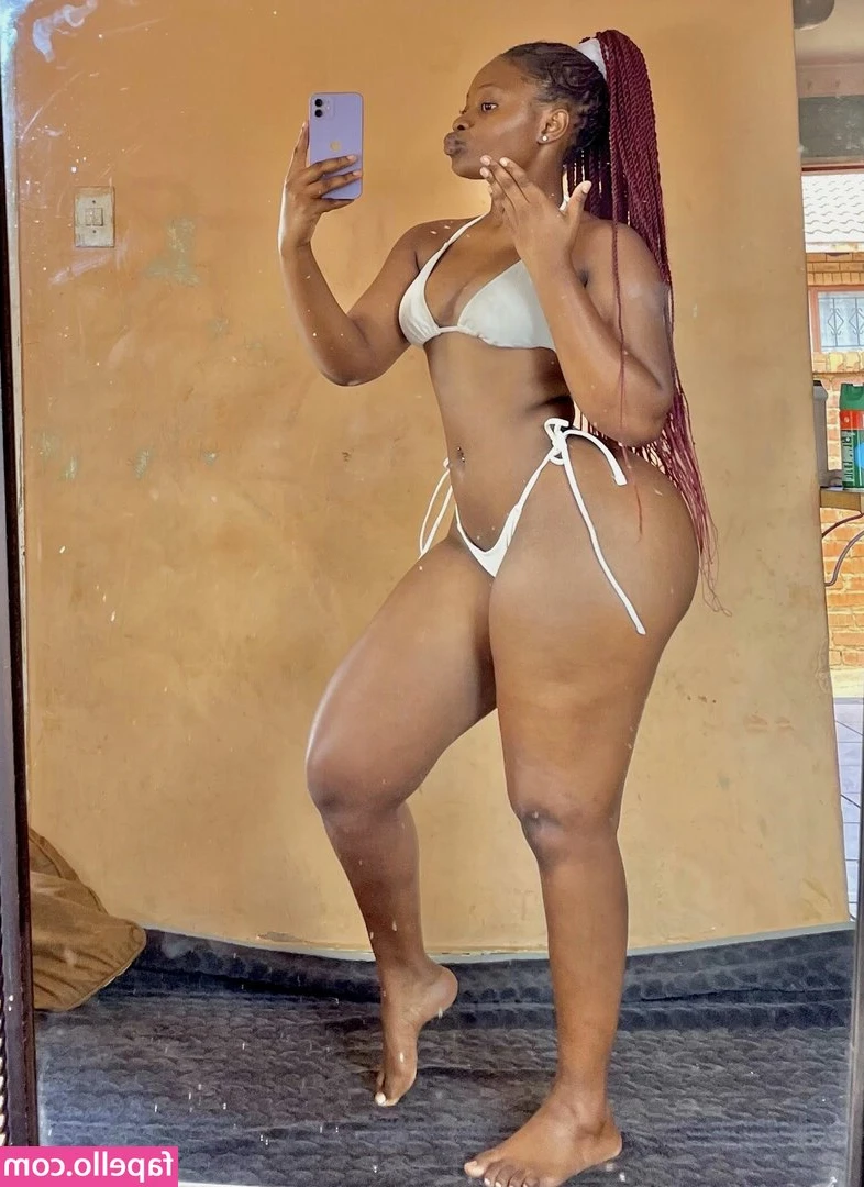 Vunene Taiwo Mabunda [ vunene-taiwo-mabunda ] - Peep my fav toy.. do you see it? 👀🍑