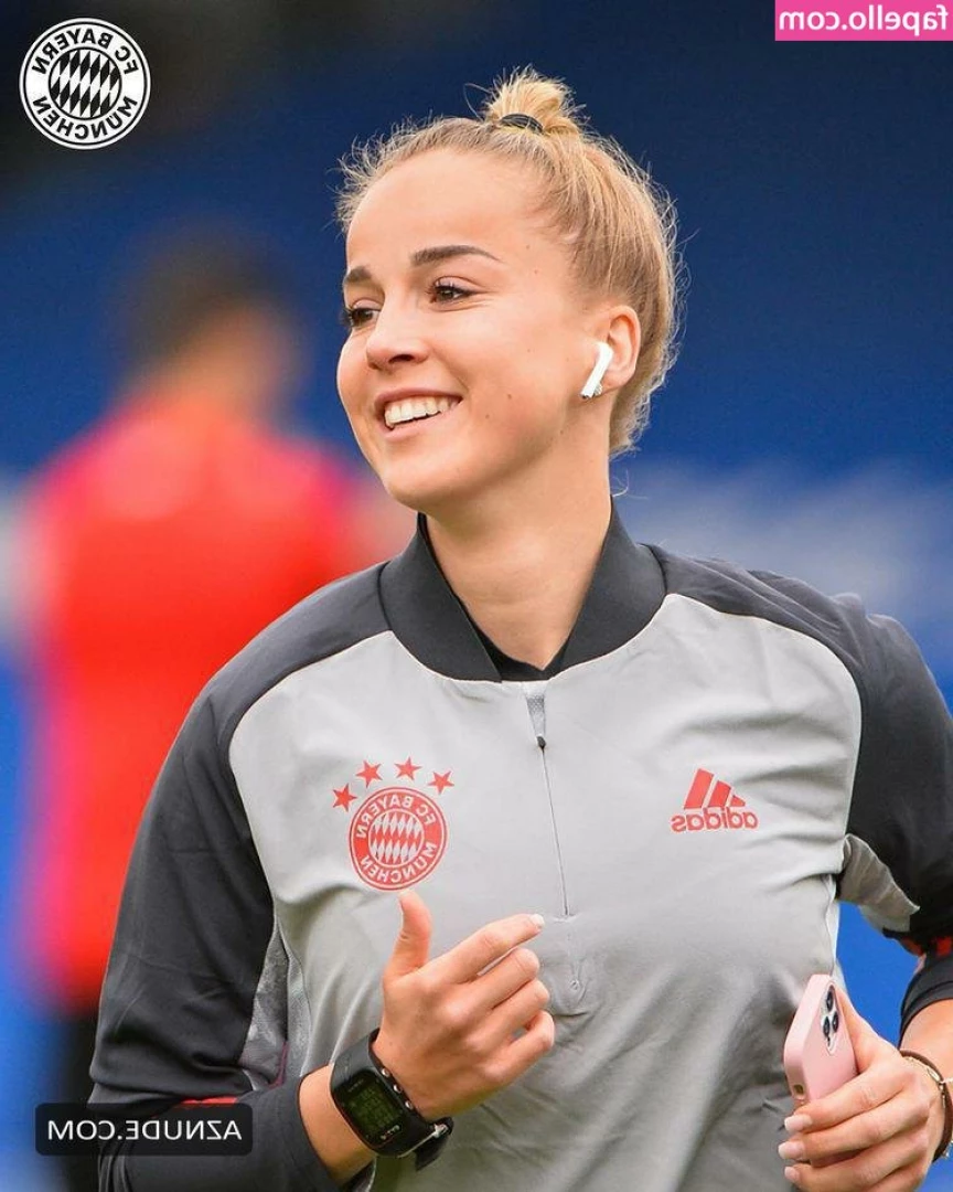 Giulia Gwinn [ giulia-gwinn ] - Leave a heart if you'd like to put your cock in me😉