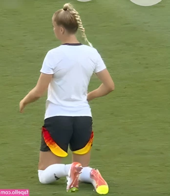 Giulia Gwinn [ giulia-gwinn ] - Happy Hump Day