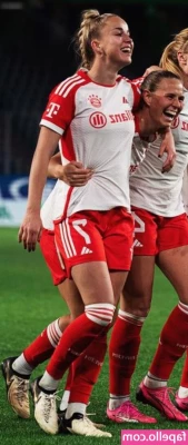 Giulia Gwinn [ giulia-gwinn ] - Ups