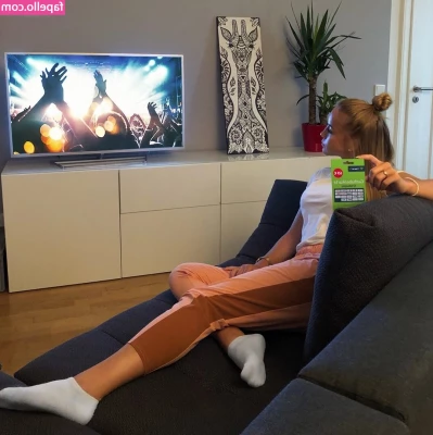 Giulia Gwinn [ giulia-gwinn ] - It s cold outside  Wanna cuddle