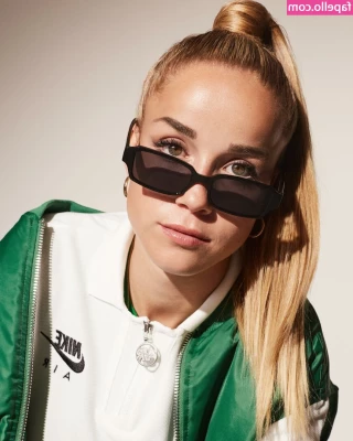 Giulia Gwinn [ giulia-gwinn ] - Gisteren eindelijk nog eens naar de kapper kunnen gaan  Was nodig    