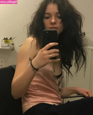 Esme Creed-Miles [ esme-creed-miles ] - Tetas ¿que más se puede pedir? 🤤