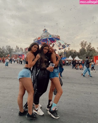 Michcid - Wanna see under my dress? 👀