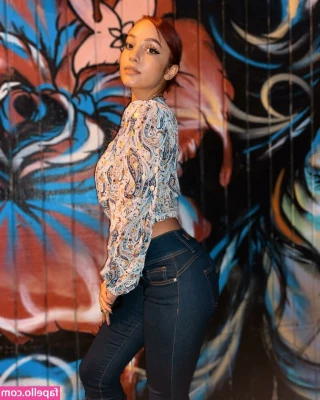 curliegirlie - Socksy bitch 1