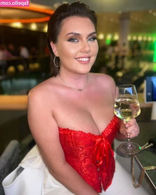 JohannaMuellner - I'm standing next to you like that at the beach bar wyd?😌