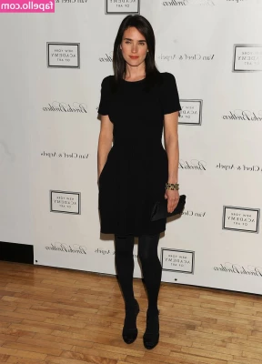Jennifer Connelly [ jennifer-connelly ] - New shorts and it really needs to be smacked