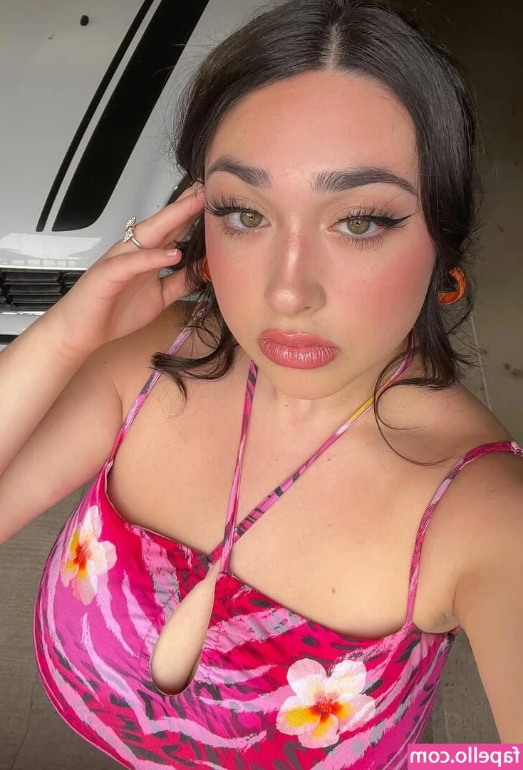 Isa Curry [ isa-curry ] - HEY GUYS 👋 , I have a question 🎀 WOULD YOU GUYS LIKE TO SEE ME