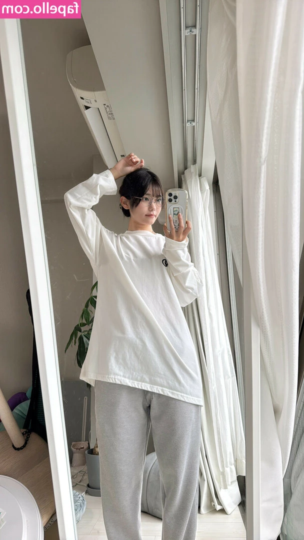 Nogami Noico [ nogami-noico ] - one of my fans requested more pics with this super cropped hoodie so