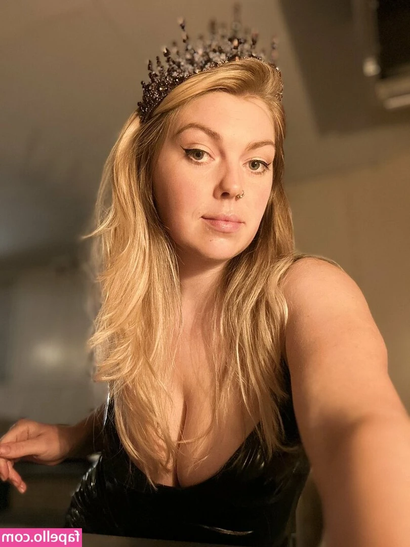 queensasjaluna - Hey! I've got my eyes on you..yea you😘