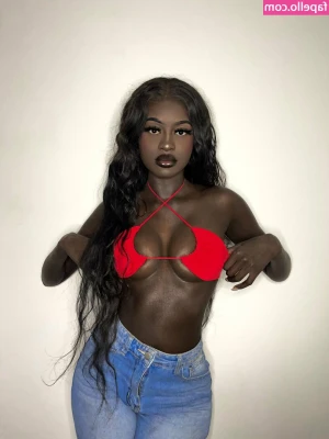 Anyang Deng [ anyang-deng ] - En la boquita, bebé?🍼🍼