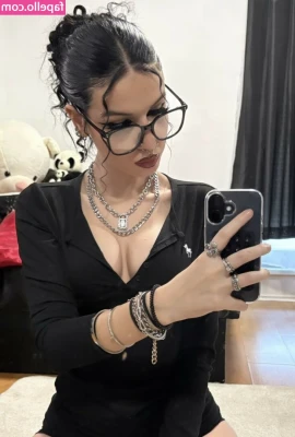 sheili._.vibes [ sheili-vibes ] - Getting my hole ready to play 😏
