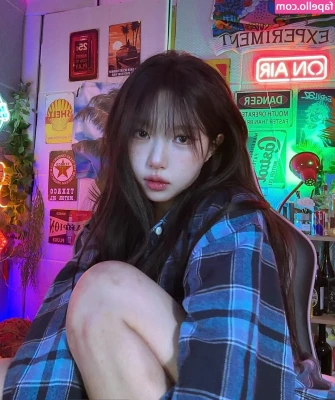 bossberry_ [ bossberry ] - Would you follow me into the woods? 😏