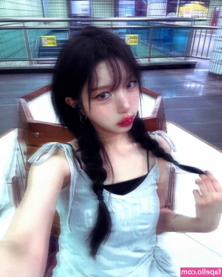 bossberry_ [ bossberry ] - Would I make you stop & stare? 🤭