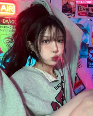 bossberry_ [ bossberry ] - Today was pretty productive. Shoot teasing video in hot tub and