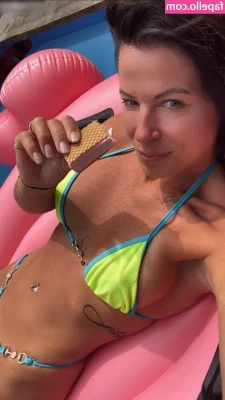 katrin_katline [ katrin-katline ] - welcome to my backyard  would you be my neighbor
