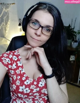 Tania Derveaux [ tania-derveaux ] - 2nd video is me struggling to get my lingerie on bc it’s tight af