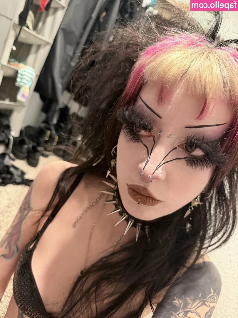 Kayleigh Kadaverous [ kayleigh-kadaverous ] - Being cute I guess? 😂