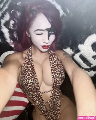 glockkitty - Look what is new! also enjoy the mess ;)