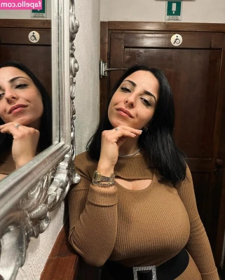 Martina L [ martina-l ] - https://onlyfans.com/riqueoliver Bonsoir 🍆💦😋