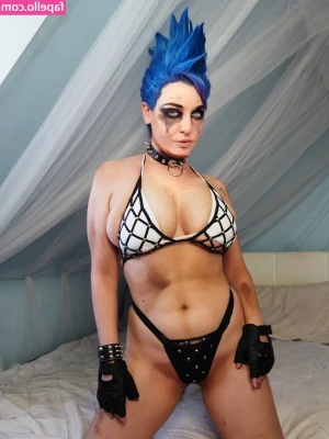 LisaLouWho - want to fuck my little pink hole