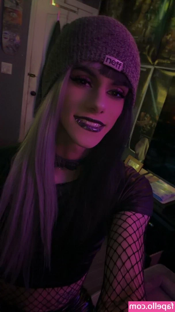 xvictoriamoonx - Sorry for no content yesterday! Have an apology butt.