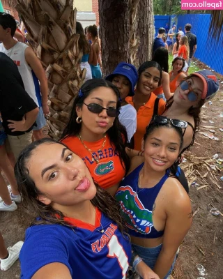 Andrea Chaparro [ andrea-chaparro ] - What you wanna eat for breakfast? Me 🍌