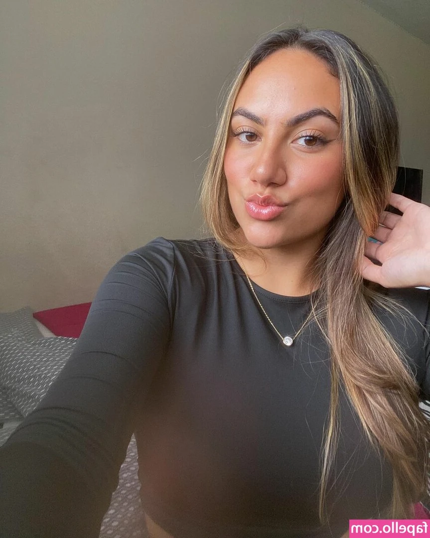 Andrea Chaparro [ andrea-chaparro ] - I need all my sissies and subs under my heels where they belong 😈