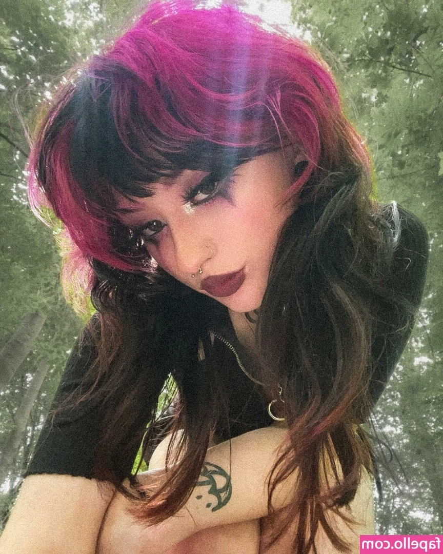 wenn0e - would you like to cum on my tongue?  te gustaría correrte en mi
