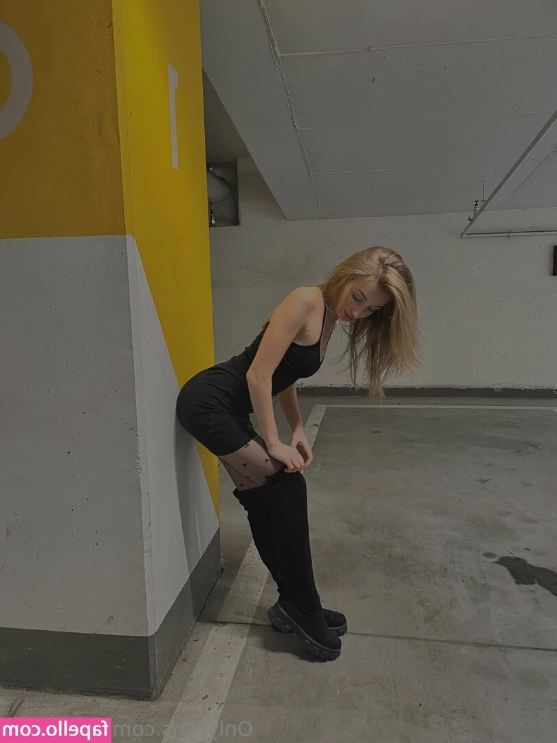 lissa_alina [ lissa-alina ] - Wish I was teasing your cock like this😈🤤