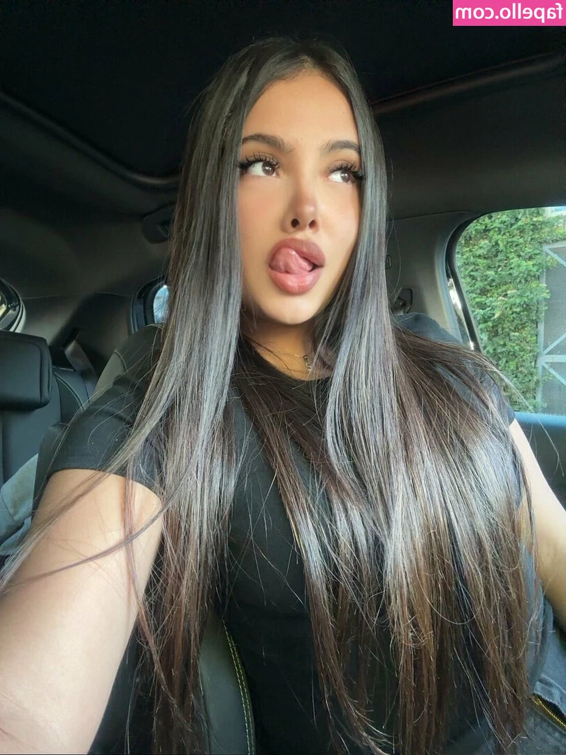 solparisee - Is there something between my butt cheeks daddy? 😏