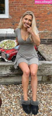 Thebigtittiecommittee - so lonely and bored 😩