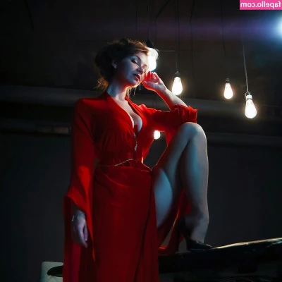 Nancy PlayBetter [ nancy-playbetter ] - Just interested in showing off my thighs  do you like them blank or