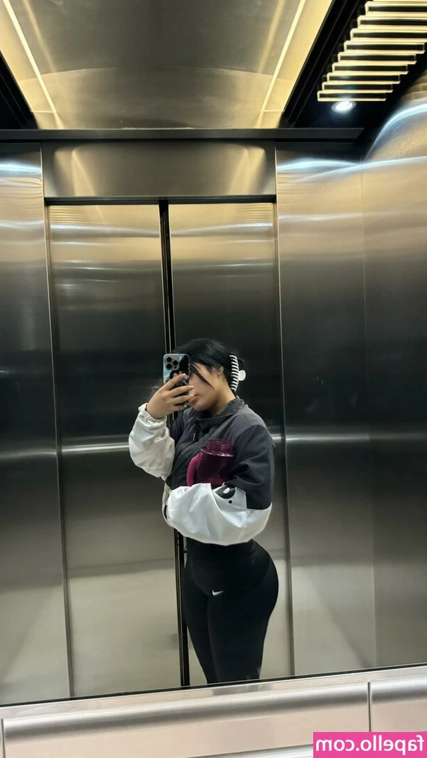 Its.michhh [ its-michhh ] - looking at you... 👀 waiting for you to tell me what you wanna see