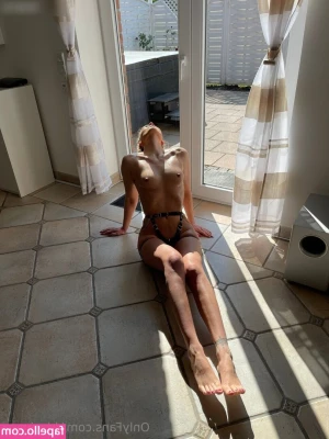 Ddesireyy - What would you do to me if we were in the same room? I'm waiting for