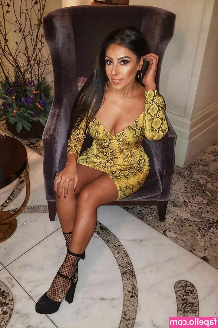 Narinder Kaur [ narinder-kaur ] - Clean shaven. Who’s going to kiss down my body 😋🤩