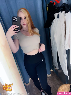 MollyRedWolf - Headed into your messages 🤫