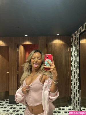 [ bangladeshi ] - She thiccc & she fineee - the islanders luvd this 🍑