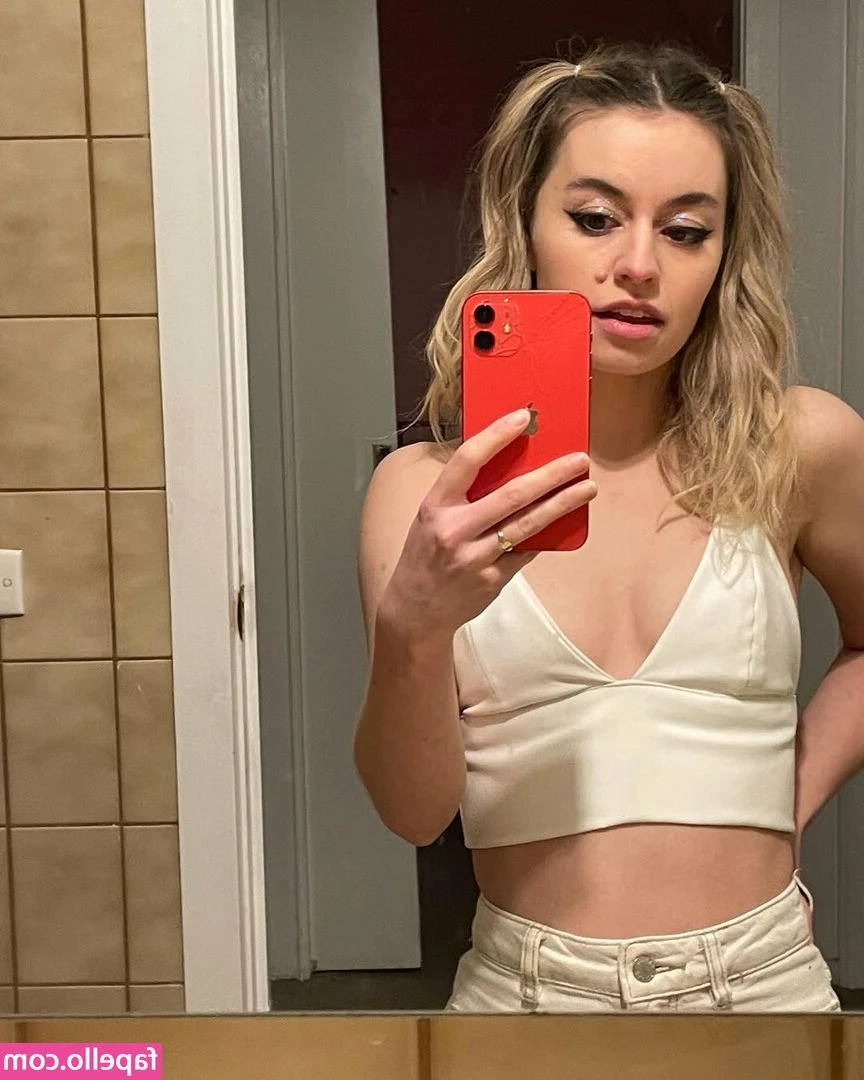 Naomi Higgins [ naomi-higgins ] - Cum on titties