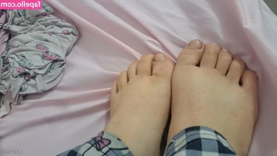 Lilli Hale [ lilli-hale ] - sunny day with @ggboyfeet 🦶🏻🔥