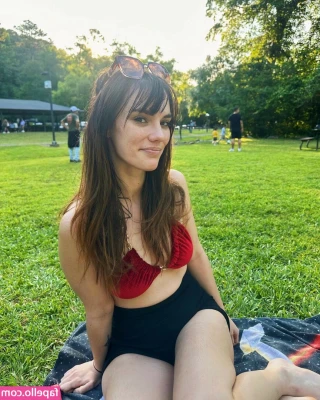 Amber Christman [ amber-christman ] - I’m sending all these phone pics to your DMs in a second :D